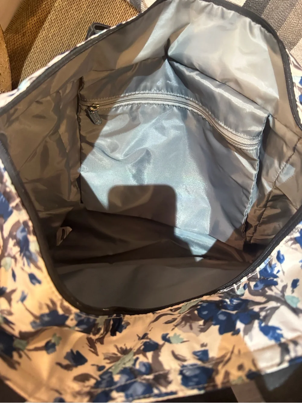 LeSportsac Blue Floral Nylon Tote beautiful & Clean - Picture 5 of 5